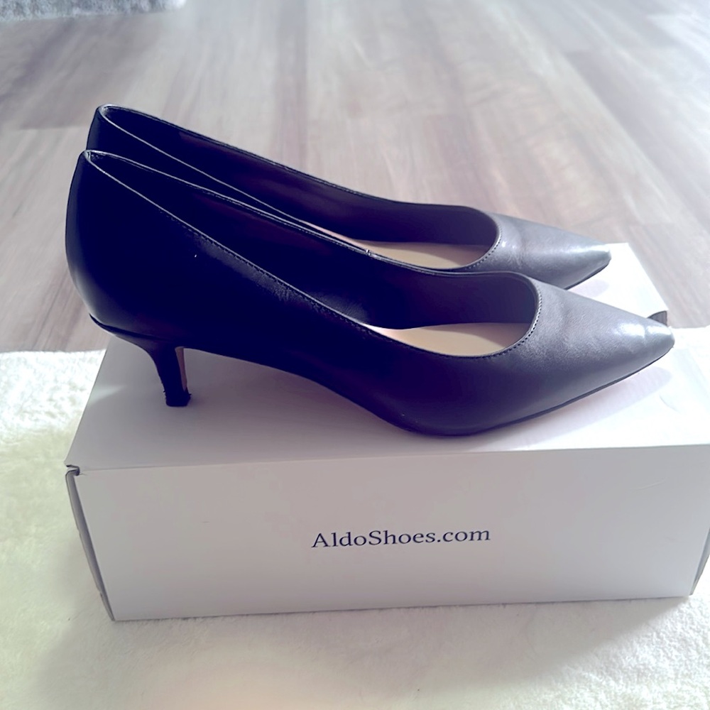 Black low heel shoe